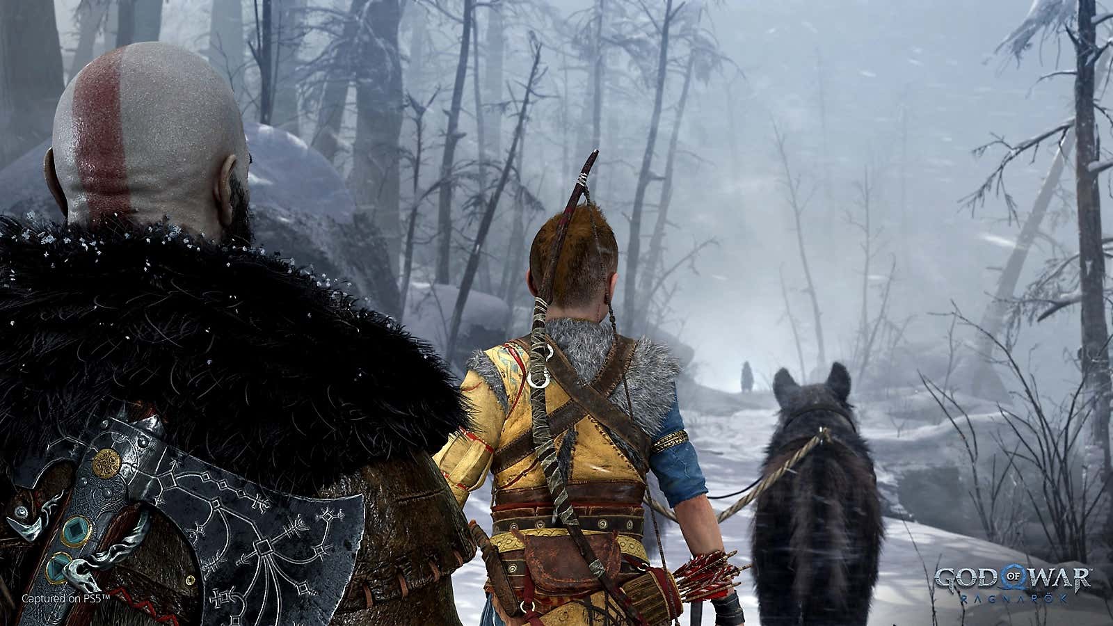 Kratos och Atreus ser en figur i fjärran i en snöig skog. 